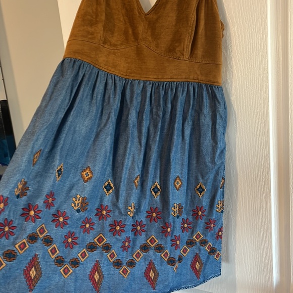 Western dress - Picture 2 of 4